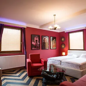 Retro Garage Otel